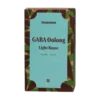 Herbata oolong Teasome GABA Light Roast z regionu Nantou na Tajwanie zapakowana jest w charakterystyczne, turkusowe pudełko z ozdobnym motywem roślinnym. Zawiera lekko prażone liście o wysokiej zawartości GABA, które tworzą delikatny, relaksujący napar o subtelnie owocowo-orzechowym profilu smakowym.