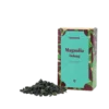 Chińska herbata oolong Teasome Magnolia z prowincji Fujian zapakowana jest w dekoracyjne pudełko z turkusowym frontem oraz widoczną porcją zwiniętych liści herbacianych. Aromatyzowana naturalnym kwiatem magnolii, tworzy delikatny, kwiatowy napar o subtelnym charakterze i eleganckim smaku.