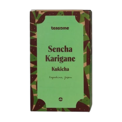 Herbata zielona Teasome Sencha Karigane Kukicha pochodzi z japońskiej Kagoshimy i została zapakowana w eleganckie, zielone pudełko z roślinnym wzorem. To delikatna mieszanka liści i łodyżek herbacianych, dająca lekki, świeży napar o zrównoważonym smaku i niskiej zawartości kofeiny.