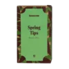 Herbata zielona Teasome Spring Tips pochodzi z prowincji Hunan w Chinach i została zapakowana w ozdobne, zielone pudełko z botanicznym wzorem. Zawiera delikatne, wiosenne pąki herbaciane, które dają świeży, lekko roślinny napar o wysokiej jakości i naturalnym aromacie.