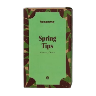 Herbata zielona Teasome Spring Tips pochodzi z prowincji Hunan w Chinach i została zapakowana w ozdobne, zielone pudełko z botanicznym wzorem. Zawiera delikatne, wiosenne pąki herbaciane, które dają świeży, lekko roślinny napar o wysokiej jakości i naturalnym aromacie.