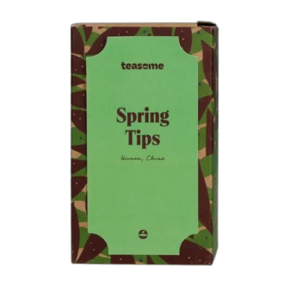 Herbata zielona Teasome Spring Tips pochodzi z prowincji Hunan w Chinach i została zapakowana w ozdobne, zielone pudełko z botanicznym wzorem. Zawiera delikatne, wiosenne pąki herbaciane, które dają świeży, lekko roślinny napar o wysokiej jakości i naturalnym aromacie.
