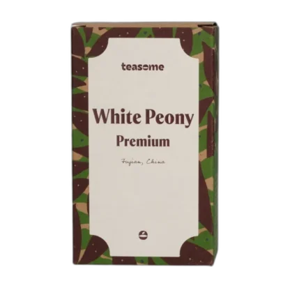 Herbata biała Teasome White Peony Premium z prowincji Fujian w Chinach zapakowana jest w jasne, minimalistyczne pudełko z botanicznym wzorem. Zawiera delikatne liście i pąki herbaty Bai Mu Dan, tworzące subtelny, lekko kwiatowy napar idealny dla koneserów naturalnych herbat.