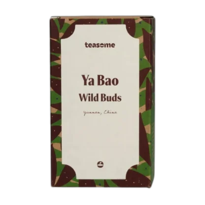 Herbata biała Teasome Ya Bao Wild Buds pochodzi z dzikich pąków drzew herbacianych z prowincji Yunnan w Chinach, zapakowana w elegancki kartonik z zielono-brązowym wzorem. To unikalna kompozycja o delikatnym, żywicznym aromacie i naturalnym charakterze, idealna dla miłośników rzadkich herbat liściastych.