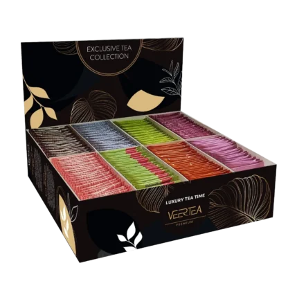 Zestaw herbat Veertea Premium zawiera 200 starannie zapakowanych saszetek w eleganckim, czarno-złotym ekspozytorze z motywem liści i napisem „Exclusive Tea Collection”. Bogactwo kolorów i smaków sprawia, że jest to idealna propozycja do biura, hotelu lub prezentu dla miłośników herbaty.