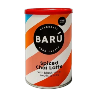 BARÚ Spiced Chai Latte – wegański napój w proszku o smaku czarnej herbaty i korzennych przypraw, opakowanie 250 g w kolorach czerwonym, białym i pomarańczowym z czarnym logo.