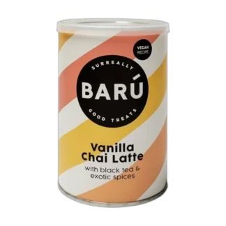 BARÚ Vanilla Chai Latte – wegański napój w proszku z czarną herbatą, wanilią i egzotycznymi przyprawami, w opakowaniu 250 g z biało-pomarańczowymi pasami i czarnym logo.