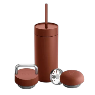 Kubek termiczny Fellow Carter Move Mug o pojemności 473 ml w kolorze sienna, z trzema wymiennymi nakrętkami: klasyczną, z uchwytem i słomką. Stylowy i funkcjonalny gadżet dostępny w sklepie z kawą Coffee Selection.