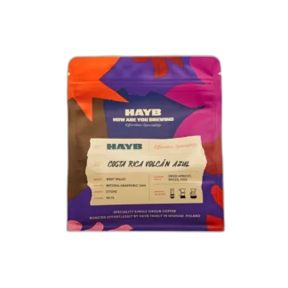 Hayb Costa Rica Volcán Azul 250 g – kawa ziarnista z regionu West Valley, obróbka naturalna anaerobowa 120h, odmiana Etiopę, nuty suszonej moreli, przypraw i fig, opakowanie w kolorach fioletu, czerwieni i pomarańczu.
