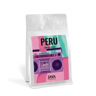 Kawa Java Coffee Peru Estrella Divina Washed Espresso 250g – peruwiańska kawa specialty o wyrazistym smaku i delikatnej kwasowości, obrobiona metodą mytą, idealna do espresso. Białe opakowanie z kolorową grafiką przedstawiającą retro boomboxa. Produkt dostępny do kupienia w sklepie z kawą.