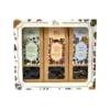 Zestaw prezentowy z trzema herbatami liściastymi Tea Selection dostępny w sklepie z kawą, zawierający kompozycje Chabrowy Poranek, Cytrusowy Dotyk i Skarby Słońca, zapakowany w eleganckie pudełko ozdobione ilustracjami roślinnymi – idealny na prezent wielkanocny.