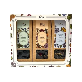 Zestaw prezentowy z trzema herbatami liściastymi Tea Selection dostępny w sklepie z kawą, zawierający kompozycje Chabrowy Poranek, Cytrusowy Dotyk i Skarby Słońca, zapakowany w eleganckie pudełko ozdobione ilustracjami roślinnymi – idealny na prezent wielkanocny.