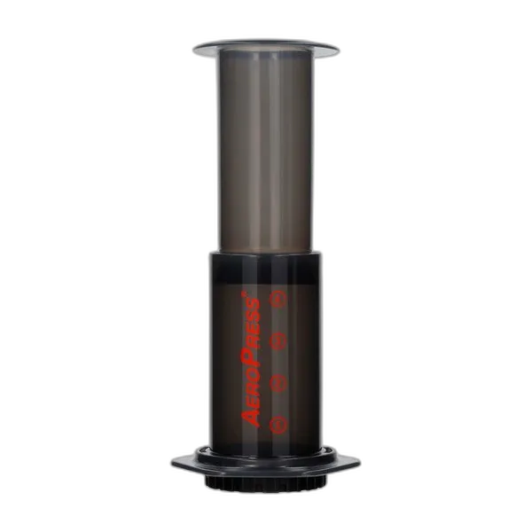 Zaparzacz AeroPress Original w kolorze ciemnym z czerwonym logo, widok na całość urządzenia ustawionego pionowo.