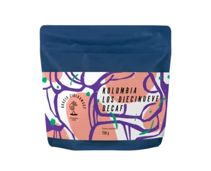 Granatowe opakowanie kawy ziarnistej Bracia Ziółkowscy Kolumbia Los Diecinueve Decaf 250g z abstrakcyjną etykietą w kolorach brzoskwiniowym, fioletowym i zielonym.