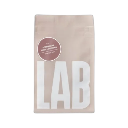 Opakowanie kawy Coffeelab Dominikana Finca La Colonia 250g – jasno wypalana kawa do metod przelewowych o nutach skóry, tytoniu i kakao, w minimalistycznym beżowym opakowaniu z białym logo LAB.