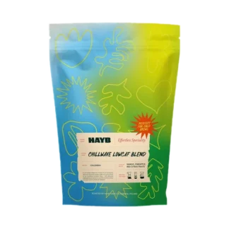 Opakowanie kawy HAYB Chillwave Lowcaf Blend 250g w niebiesko-zielonej torebce z kolorową grafiką i etykietą – kawa ziarnista o niskiej zawartości kofeiny, z nutami mango, ananasa i czerwonych owoców cytrusowych.