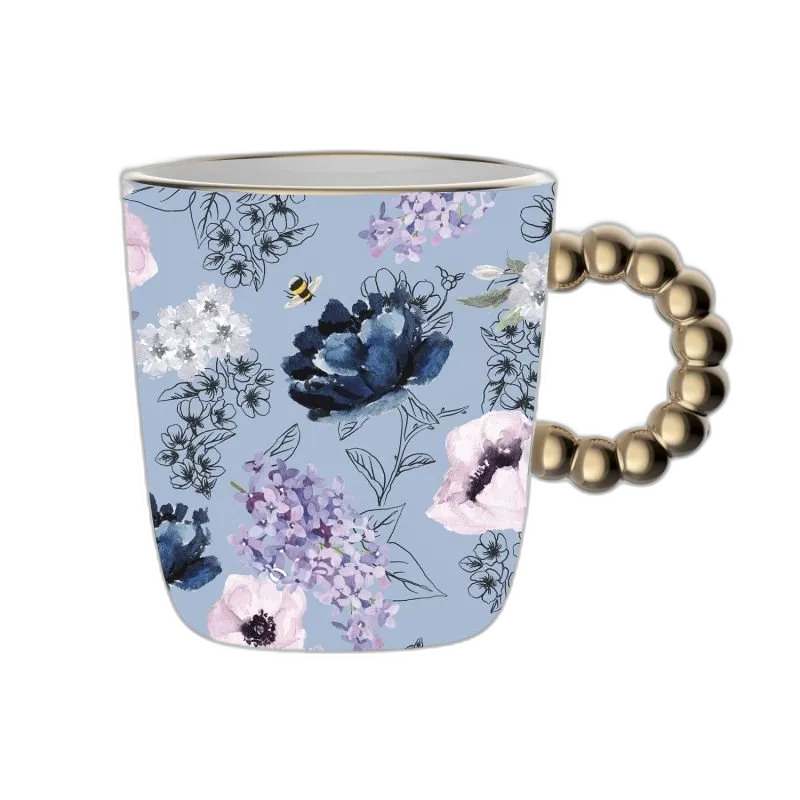 Kubek porcelanowy Bialetti o pojemności 320 ml z serii Bridgerton – pastelowoniebieski z kwiatowym wzorem i dekoracyjnym złotym uchwytem w formie perełek.