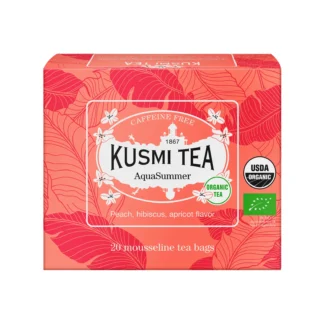 Pudełko herbaty Kusmi Tea AquaSummer w kolorze koralowym z liściastym wzorem, zawierające 20 saszetek herbaty owocowej z nutami brzoskwini, hibiskusa i moreli, oznaczone jako organiczne i bezkofeinowe.