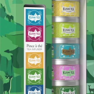 Zestaw zielonych herbat Kusmi Tea Green Teas w ozdobnym opakowaniu – sześć puszek z różnymi smakami i metalowy zaparzacz, idealny na prezent.