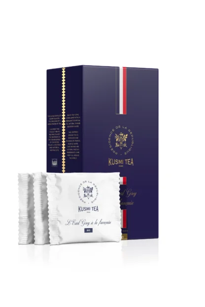 Ekskluzywne opakowanie herbaty Kusmi Tea L’Earl Grey à la française z 24 białymi saszetkami ozdobionymi herbem Republiki Francuskiej i złotymi detalami.