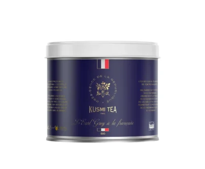 Granatowa puszka herbaty Kusmi Tea L’Earl Grey à la française z francuską flagą, złotym herbem Republiki i eleganckim napisem, zawierająca czarną herbatę bio.
