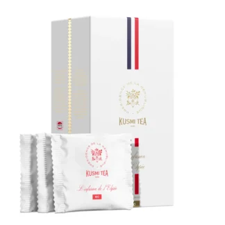 Ekskluzywny zestaw herbaty Kusmi Tea L’infusion de l’Élysée – 24 saszetki w eleganckim, biało-złotym opakowaniu inspirowanym Pałacem Elizejskim.