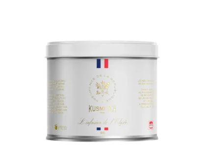 Elegancka puszka herbaty Kusmi Tea L’infusion de l’Élysée 90g – białe opakowanie z francuską flagą i złotymi detalami inspirowane Pałacem Elizejskim.