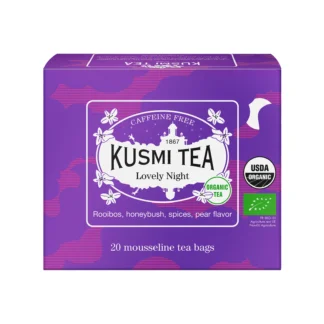 Fioletowe pudełko herbaty Kusmi Tea Lovely Night z logo organicznej herbaty i oznaczeniem USDA Organic, zawierające 20 saszetek ziołowej herbaty bezkofeinowej o smaku gruszki.