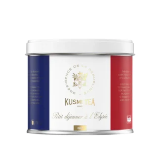 Puszka 100 g herbaty Kusmi Tea Petit déjeuner à l’Élysée ozdobiona barwami flagi Francji i złotym herbem Pałacu Elizejskiego.