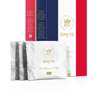 Zestaw 24 torebek herbaty Kusmi Tea Petit déjeuner à l’Élysée w eleganckim biało-niebiesko-czerwonym opakowaniu inspirowanym Pałacem Elizejskim.