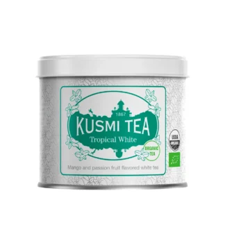 Metalowa puszka Kusmi Tea Tropical White o pojemności 90 g, z białą grafiką i zielonym logo, zawierająca ekologiczną białą herbatę z nutą mango i marakui
