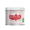 Metalowa puszka herbaty Kusmi Tea White Bellini o pojemności 90g. Na białym tle znajduje się czerwone logo marki oraz informacja o smaku: biała herbata o aromacie brzoskwini i moreli. Puszka oznaczona certyfikatami USDA Organic i EU Organic.