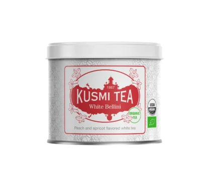 Metalowa puszka herbaty Kusmi Tea White Bellini o pojemności 90g. Na białym tle znajduje się czerwone logo marki oraz informacja o smaku: biała herbata o aromacie brzoskwini i moreli. Puszka oznaczona certyfikatami USDA Organic i EU Organic.