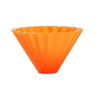 Pomarańczowy dripper ORIGAMI Air S o żebrowanej strukturze, wykonany z lekkiego tworzywa, idealny do parzenia kawy metodą przelewową.