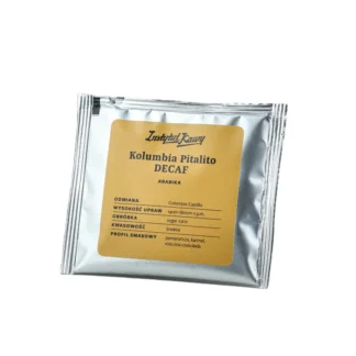 Opakowanie kawy bezkofeinowej Kolumbia Pitalito Decaf od Instytutu Kawy w formie drip bag. Żółta etykieta zawiera informacje o obróbce sugar cane, średniej kwasowości i profilu smakowym: pomarańcza, karmel, mleczna czekolada.