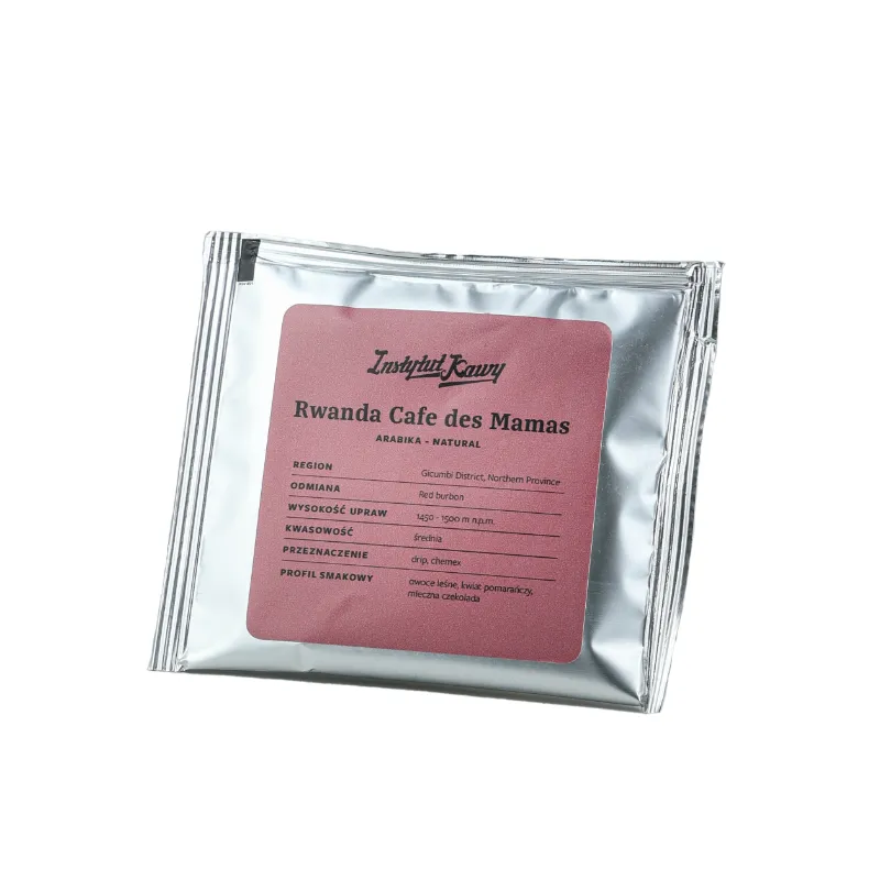 Opakowanie kawy Rwanda Cafe des Mamas od Instytutu Kawy w wersji drip bag. Srebrna torebka z bordową etykietą zawierającą informacje o profilu smakowym (owoce leśne, kwiat pomarańczy, mleczna czekolada), regionie Gicumbi, odmianie Red Bourbon i wysokości upraw 1450–1900 m n.p.m.