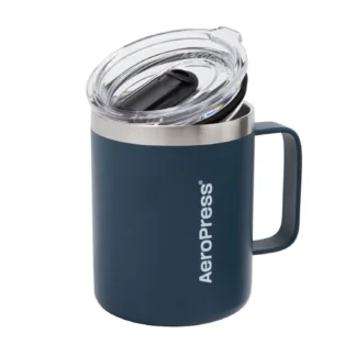 Granatowy kubek termiczny AeroPress z transparentną pokrywką i stalowym rantem, doskonały do kawy i herbaty w podróży.