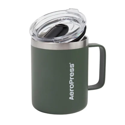 Zielony kubek termiczny AeroPress z przezroczystą pokrywką i stalowym rantem, idealny do kawy i herbaty w podróży.