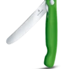 Zielony składany nóż Victorinox z ostrzem ząbkowanym, model 6.7836.F4B. Narzędzie idealne do krojenia owoców i warzyw, z ergonomiczną, matową rękojeścią.