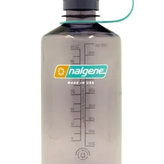 Płaska butelka Nalgene o pojemności 1 litra w kolorze aubergine z miarką i ciemnoszarą zakrętką – idealna do plecaka i na outdoor.
