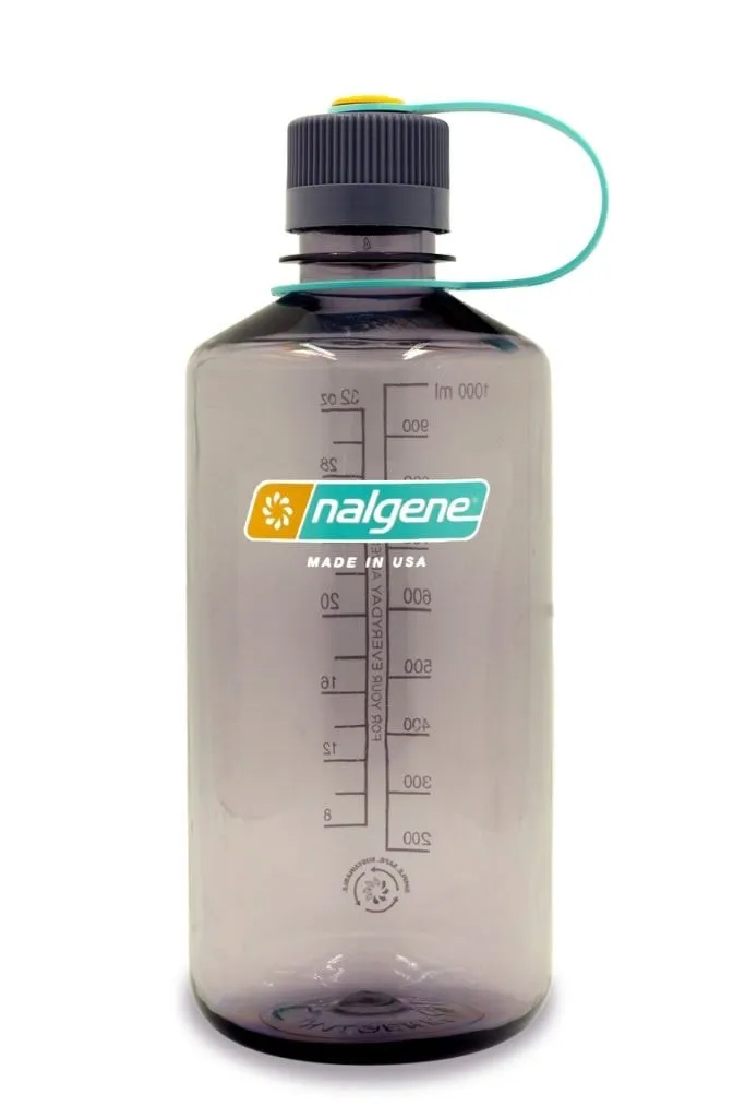 Płaska butelka Nalgene o pojemności 1 litra w kolorze aubergine z miarką i ciemnoszarą zakrętką – idealna do plecaka i na outdoor.