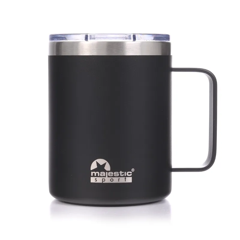 Na zdjęciu znajduje się elegancki czarny kubek termiczny Majestic Sport o minimalistycznym designie, idealny do kawy i herbaty. Kubek wyróżnia się stalowym uchwytem oraz przezroczystą pokrywką, co sprawia, że jest doskonałym akcesorium do codziennego użytkowania.