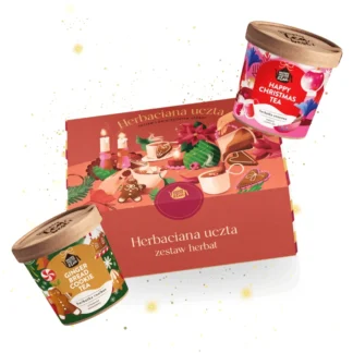 Na zdjęciu widoczny jest zestaw świątecznych herbat, w tym "Happy Christmas Tea" oraz "Ginger Cookie Tea", zapakowany w eleganckie opakowanie. Idealny na prezent, zestaw ten łączy w sobie wyjątkowe smaki i aromaty, tworząc doskonałą atmosferę świąteczną.