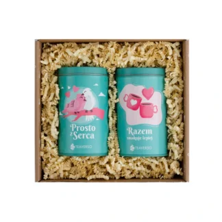 Zestaw zawiera dwie smakowite herbaty marki Teaverso, zapakowane w kolorowe puszki. Idealny prezent dla miłośników herbaty, który zachwyca zarówno wyglądem, jak i wyjątkowym smakiem.