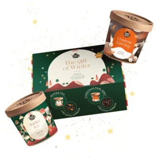 Zestaw herbat "Prezent na Zimę" zawiera aromatyczną herbatę czarną Winter Tea oraz świąteczną herbatę Earl Grey. Idealny na zimowe wieczory, ten zestaw to doskonały wybór dla miłośników ciepłych napojów i wyjątkowych smaków.