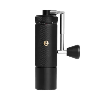 Ręczny młynek do kawy w eleganckim, czarnym kolorze, idealny do mielenia świeżych ziaren. Dzięki precyzyjnemu mechanizmowi i kompaktowej konstrukcji, jest doskonałym akcesorium dla miłośników kawy, którzy cenią sobie smak i aromat świeżo parzonej kawy.