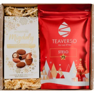Zestaw prezentowy zawiera herbatę Teaverso Stelo oraz migdały w mlecznej czekoladzie z cynamonem. Idealny wybór na sezon świąteczny, doskonały do celebrowania chwil relaksu przy filiżance.