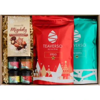 Zestaw prezentowy zawierający różnorodne herbaty Teaverso wraz z czekoladowymi migdałami w świątecznym opakowaniu. Idealny jako podarunek dla miłośników herbaty i słodkich przekąsek, doskonały na każdą okazję.