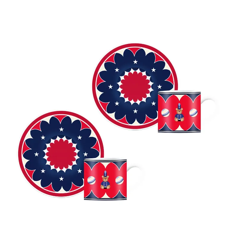 Stylowy zestaw filiżanek z talerzykami, idealny do serwowania kawy lub herbaty. Wysokiej jakości ceramika ozdobiona kolorowymi, retro wzorami, doda wyjątkowego charakteru każdej kawowej ceremonii.