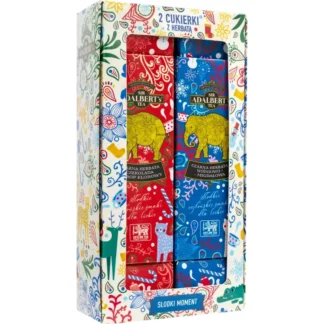 Pięknie zaprojektowany zestaw herbaty Sir Adalbert's zawiera dwie różne smakowe kompozycje: czarną herbatę z czekoladowym syropem klonowym oraz herbatę wiśniowo-migdłową. Idealny pomysł na prezent dla miłośników herbaty, który łączy wyjątkowy smak z estetycznym opakowaniem.